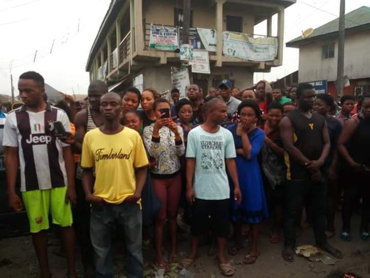 An Accident Scene on Nigeria Road. As common with some Nigerians, all what some could do was to snap, record the video and send the pictures of the victims to Social Media and make the videos go viral!